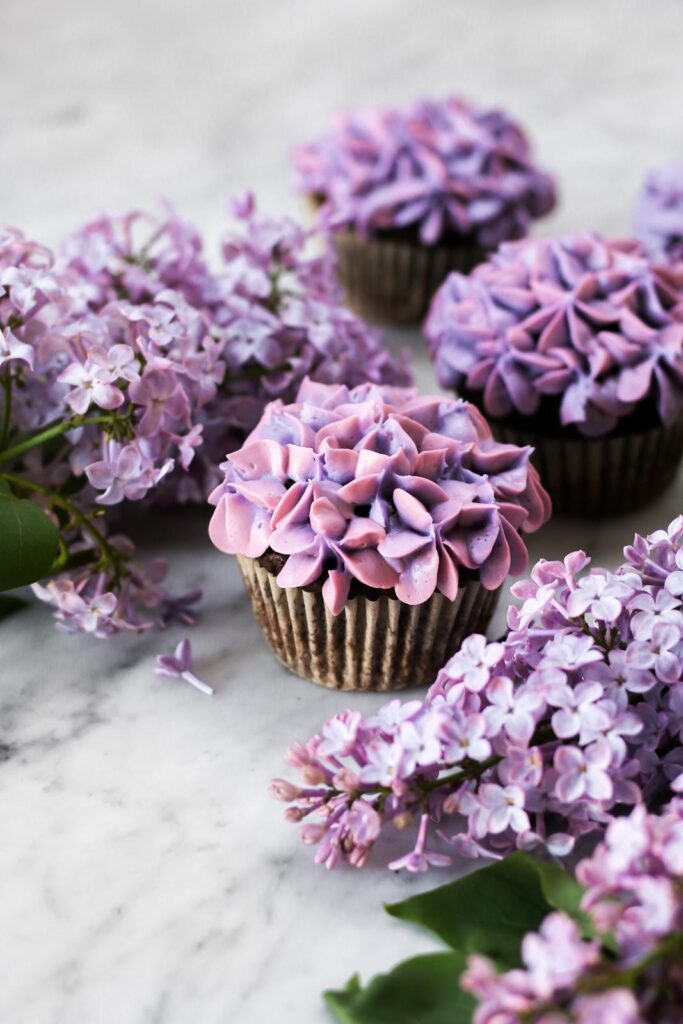 An image of freshly baked cupcakes